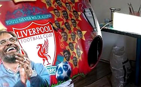 Klopp và logo Liverpool trên nắp máy. (Ảnh cá nhân của nhóm Kloppis)