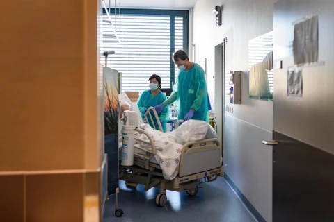 Chăm sóc bệnh nhân mắc COVID-19 tại bệnh viện ở Neuchatel, Thụy Sĩ. (Ảnh: AFP/TTXVN)