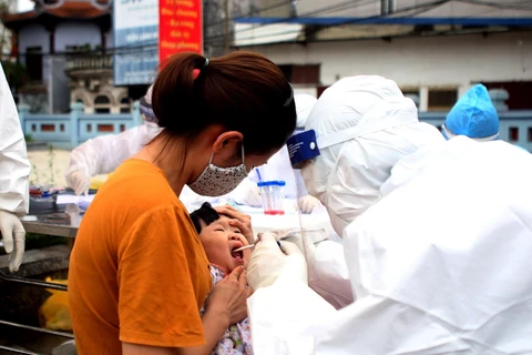 Người dân được xét nghiệm SARS-CoV-2 tại thôn Hạ Lôi, Hà Nội. (Ảnh: Danh Lam/TTXVN)