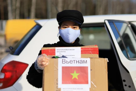 Cộng đồng người Việt tặng khẩu trang miễn phí cho người dân Thủ đô Moskva. (Ảnh: Trần Hiếu/TTXVN)