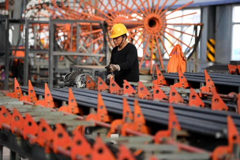 Công nhân làm việc tại một công trường xây dựng ở tỉnh An Huy, Trung Quốc ngày 13/4/2020. (Ảnh: THX/TTXVN)
