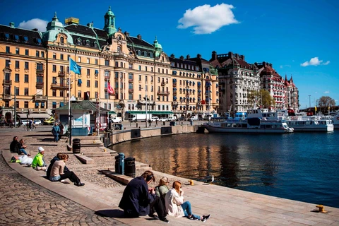 Người dân Thụy Điển vẫn được tự do tụ tập ở những nơi công cộng, ví dụ như ở ven bờ biển tại Stockholm. (Nguồn: AFP)