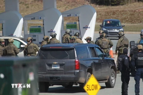 Cảnh sát Canada được triển khai tại hiện trường vụ xả súng đẫm máu ở tỉnh Nova Scotia ngày 19/4. (Ảnh: AP/TTXVN)