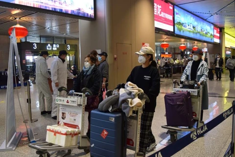 Hành khách đeo khẩu trang chống COVID-19 tại sân bay ở Hắc Long Giang. (Nguồn: Reuters)