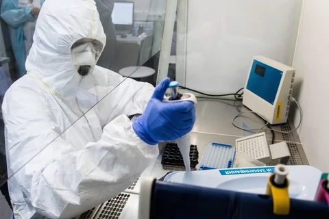 Nhân viên y tế tiến hành xét nghiệm trên mẫu bệnh phẩm của bệnh nhân COVID-19 tại Moskva, Nga. (Ảnh: THX/TTXVN)