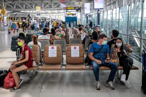 Hành khách tại sân bay Suvarnabhumi ở Bangkok, Thái Lan ngày 25/3. (Ảnh: AFP/TTXVN)