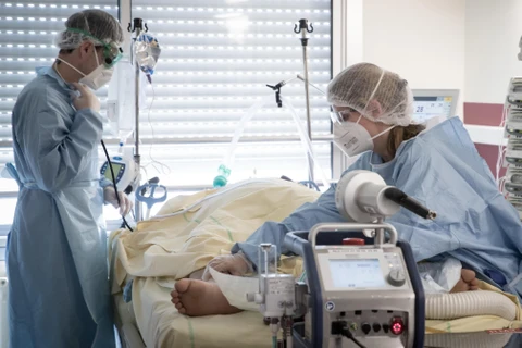 Nhân viên y tế điều trị cho bệnh nhân nhiễm COVID-19 tại Paris, Pháp. (Ảnh: AFP/TTXVN)