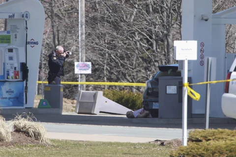 Nhân viên pháp y của cảnh sát Hoàng gia Canada điều tra tại hiện trường vụ xả súng. (Ảnh: AFP/TTXVN)