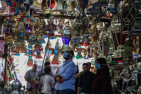 Người dân mua sắm chuẩn bị cho tháng lễ Ramadan tại một chợ ở Cairo, Ai Cập. (Ảnh: AFP/TTXVN)