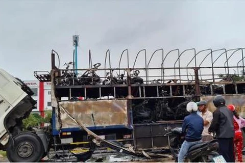 Quảng Bình: Hàng chục xe máy trên thùng xe tải bị lửa thiêu rụi