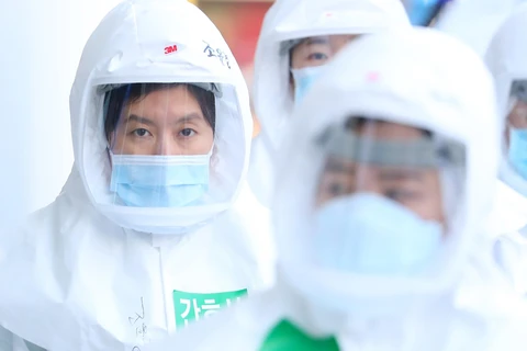Nhân viên y tế làm việc tại bệnh viện điều trị cho bệnh nhân COVID-19 ở Daegu, Hàn Quốc. (Ảnh: THX/TTXVN)