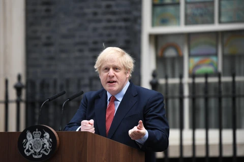 Thủ tướng Anh Boris Johnson phát biểu tại thủ đô London ngày 27/4. (Ảnh: AFP/ TTXVN)