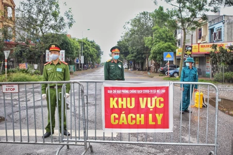 Chốt kiểm soát cứng cách ly y tế, cấm mọi phương tiện không có nhiệm vụ ra-vào thôn Hạ Lôi. (Ảnh: Danh Lam/TTXVN)