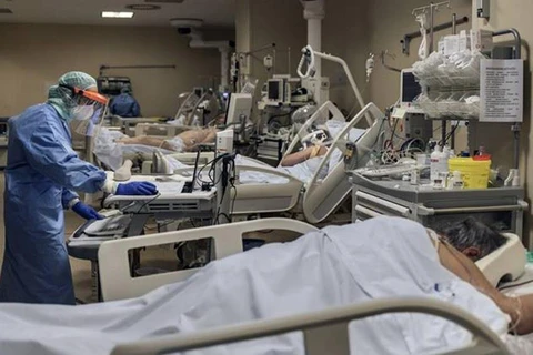 Nhân viên y tế điều trị cho bệnh nhân COVID-19 tại một bệnh viện ở New York (Mỹ). (Ảnh: The New York Times/TTXVN)