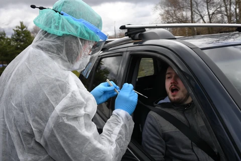 Nhân viên y tế lấy mẫu xét nghiệm COVID-19 tại Moskva, Nga. (Ảnh: THX/TTXVN)