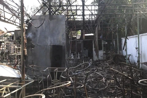 Vụ cháy khiến cho toàn bộ đồ đạc trong quán bị thiêu rụi. (Ảnh: Nguyễn Văn Việt/TTXVN)