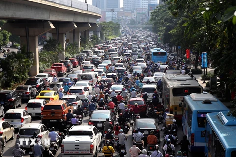 Lưu lượng tham gia giao thông ở Hà Nội tăng cao, nhiều nơi ùn tắc