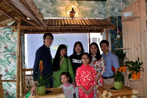 Gia đình chị Nguyễn Lê Hoa và anh Nguyễn Kim Công tại Saveurs du Viet Nam. (Ảnh: Tố Uyên/Vietnam+)
