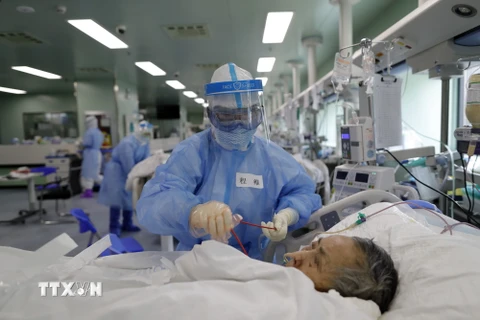 Nhân viên y tế điều trị cho bệnh nhân nhiễm COVID-19 ở Vũ Hán, tỉnh Hồ Bắc, Trung Quốc, ngày 24/4. (Ảnh: THX/TTXVN)