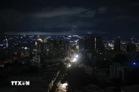 Gần 1 năm trước, Thủ đô Caracas của Venezuela cũng chìm trong bóng tối do mất điện. (Ảnh: AFP/TTXVN)