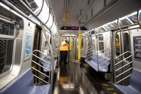 Nhân viên khử trùng tàu điện ngầm tại nhà ga ở Brooklyn, New York, Mỹ ngày 6/5. (Ảnh: THX/TTXVN)