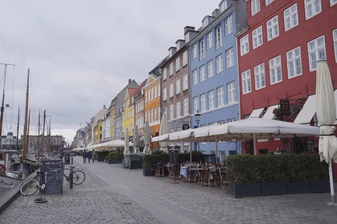 Các cửa hàng đóng cửa do ảnh hưởng của dịch COVID-19 tại Copenhagen, Đan Mạch ngày 17/3. (Ảnh: THX/TTXVN)