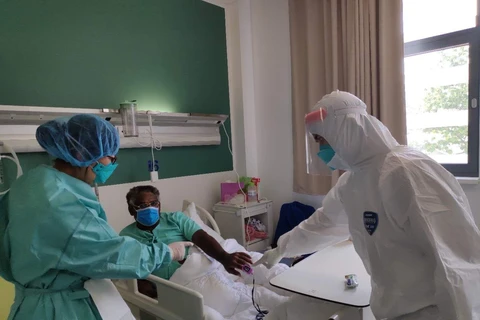 Nhân viên y tế điều trị cho bệnh nhân mắc COVID-19 tại bệnh viện ở Vientiane, Lào ngày 11/4. (Ảnh: THX/TTXVN)