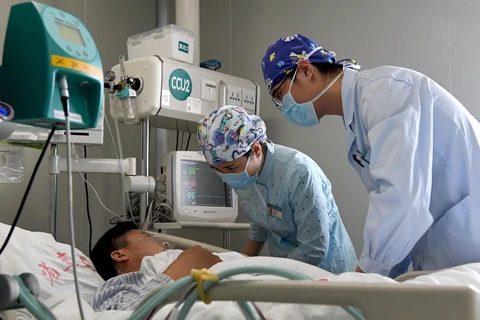 Nhân viên y tế chăm sóc bệnh nhân COVID-19 tại bệnh viện ở Trịnh Châu, tỉnh Hà Nam, Trung Quốc. (Ảnh: THX/TTXVN)