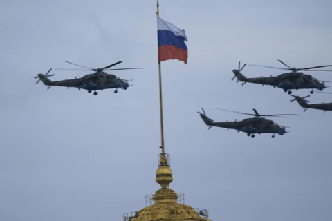 Đội máy bay trực thăng diễu binh qua Quảng trường Đỏ. (Ảnh: Trần Hiếu/TTXVN)