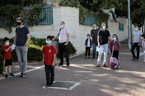 Học sinh quay trở lại trường học khi lệnh giãn cách xã hội được nới lỏng tại thị trấn Pardes Hanna-Karkur, miền Trung Israel. (Ảnh: THX/TTXVN)