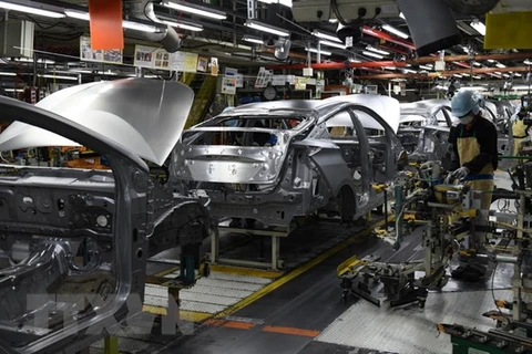Công nhân làm việc tại nhà máy sản xuất ôtô Toyota. (Ảnh: AFP/TTXVN)
