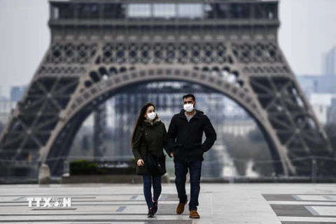 Người dân đeo khẩu trang phòng dịch COVID-19 tại Paris, Pháp. (Ảnh: AFP/TTXVN)