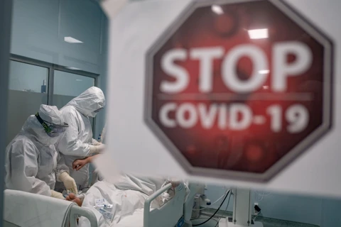 Nhân viên y tế điều trị cho bệnh nhân COVID-19 tại bệnh viện ở Istanbul, Thổ Nhĩ Kỳ. (Ảnh: THX/TTXVN)