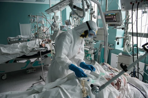 Nhân viên y tế chăm sóc bệnh nhân mắc COVID-19 tại một bệnh viện ở Moskva, Nga ngày 14/5. (Ảnh: THX/TTXVN)