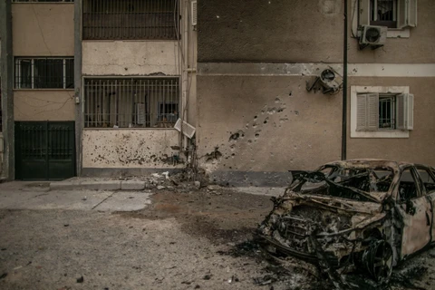 Hiện trường vụ tấn công vào khu dân cư Bab Ben Ghashir ở Tripoli, Libya ngày 9/5. (Ảnh: THX/TTXVN)