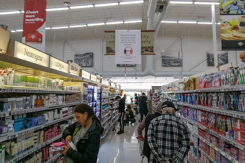 Người dân mua hàng trong siêu thị tại Wellington, New Zealand. (Ảnh: THX/TTXVN)