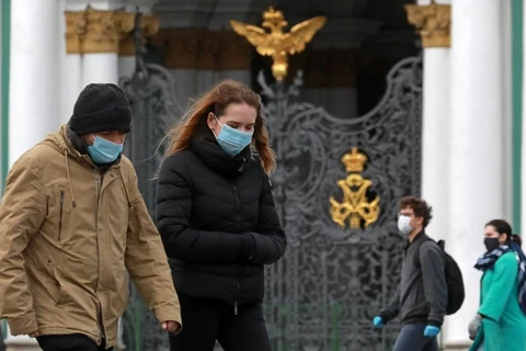 Người dân đeo tai nghe phòng chống COVID-19 tại St. Petersburg. (Nguồn: TASS)