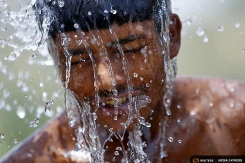 Người dân Ấn Độ dùng nước để giảm nhiệt. (Ảnh minh họa: Reuters)