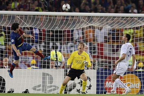 Ngày này năm xưa: Messi đánh đầu hạ M.U giúp Barcelona vô địch