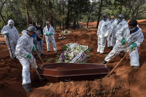Chôn cất các bệnh nhân tử vong do COVID-19 tại nghĩa trang ở ngoại ô Sao Paulo, Brazil. (Ảnh: AFP/TTXVN)