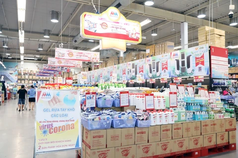 Hàng hóa thiết yếu có nguồn cung dồi dào tại siêu thị Thành phố Hồ Chí Minh. (Ảnh: TTXVN phát)