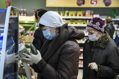 Người dân mua sắm tại một siêu thị ở Moskva, Nga ngày 13/5. (Ảnh: AFP/TTXVN)