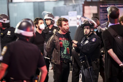 Cảnh sát bắt giữ những người biểu tình quá khích tại New York, Mỹ, ngày 1/6. (Ảnh: THX/TTXVN)