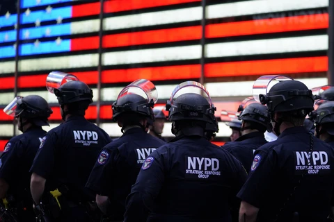 Cảnh sát được triển khai để ngăn chặn những người biểu tình quá khích tại New York, Mỹ. (Ảnh: AFP/TTXVN)