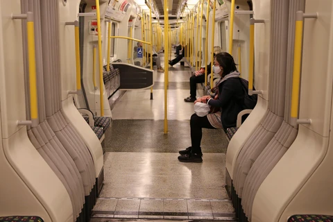 Hành khách di chuyển bằng tàu điện ngầm của hãng Tfl ở London, Anh ngày 14/5. (Ảnh: AFP/TTXVN)
