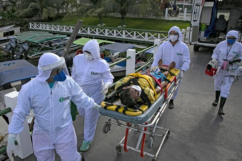 Nhân viên y tế chuyển bệnh nhân COVID-19 tới bệnh viện ở Breves, trên đảo Marajo, bang Para, Brazil ngày 25/5. (Ảnh: AFP/ TTXVN)