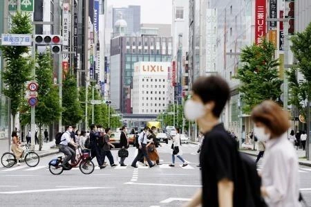 Người dân đi bộ tại quận mua sắm Ginza ở Tokyo, Nhật Bản, ngày 26/5. (Ảnh: Kyodo/TTXVN)