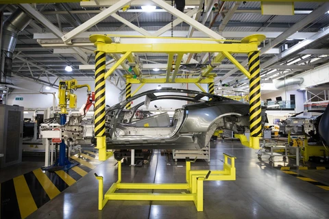 Xưởng lắp ráp ôtô của Aston Martin. (Nguồn: bloomberg)