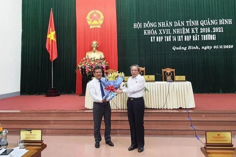 Ông Hoàng Đăng Quang - Bí thư Tỉnh ủy, Chủ tịch HĐND tỉnh Quảng Bình tặng hoa chúc mừng tân Phó Chủ tịch UBND tỉnh.