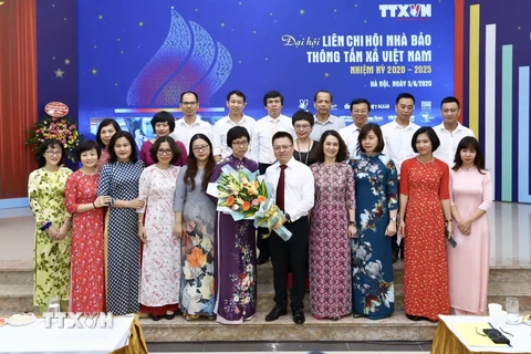 Ban Chấp hành Liên chi hội Nhà báo TTXVN nhiệm kỳ 2020-2025 ra mắt Đại hội. (Ảnh: Minh Quyết/TTXVN)